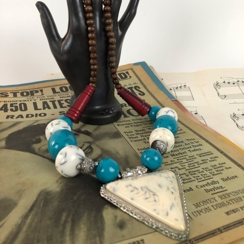 Big chunky vintage necklace with pendan